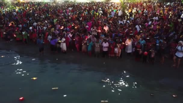 Les dévots préparent une lanterne flottante pendant le festival. — Video