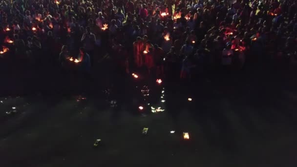 Widok z lotu ptaka wielbiciele zwolnić pływające świece do morza. — Wideo stockowe