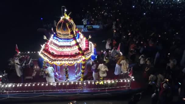 Hinduističtí oddaní nosí lucernu během festivalu plovoucích vozů. — Stock video