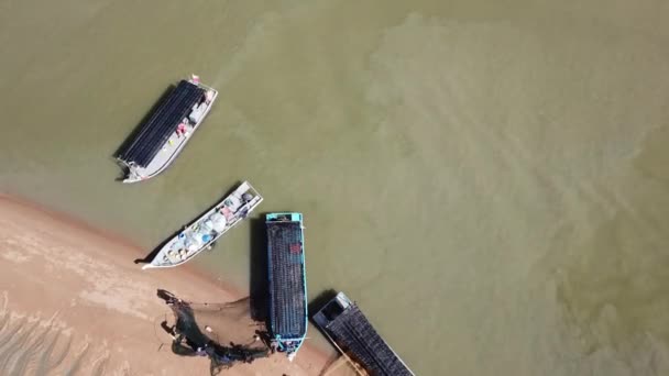 Luftaufnahme der Ankunft des Fischerbootes am Ufer. — Stockvideo