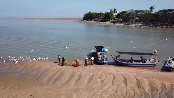 Rybářský člun s malajským vlajkovým parkem. — Stock video
