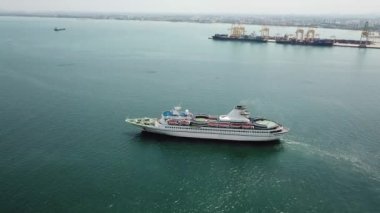 Arka plan konteynır terminali olan hava görüntülü yolcu gemisi.