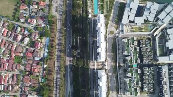 Uitzicht vanuit de lucht naar beneden kijken residentiële woonwijk en The Light condominium. — Stockvideo