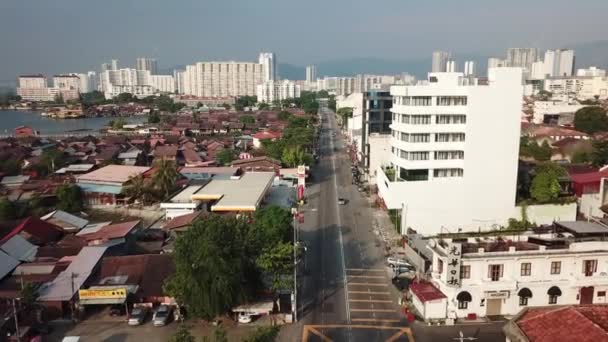 Drone shot Pngkalan Vue à côté de la jetée du clan le matin. — Video