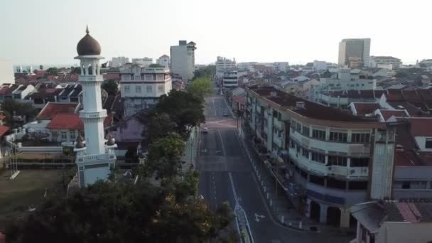 Drone schot minder auto op Jalan Kapitan Keling als gevolg van lockdown — Stockvideo