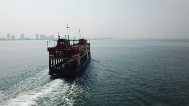 Drone schoot Penang veerboot met minder voetgangers en voertuig tijdens het afsluiten — Stockvideo