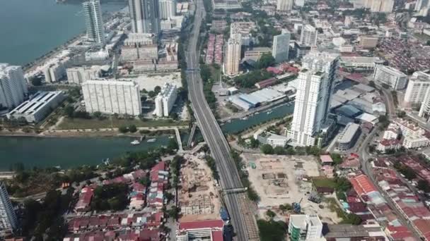 Drone shot less car move highway Tun Lim  Chong Eu at Sungai Pinang. — Stok Video