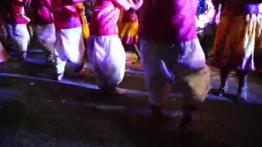 Thaipusam 'da sokağın ortasında dansçının bacağına odaklan..