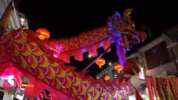 Panning Strzał Smok Taniec Dekoracji Ulicy Podczas Chińskiego Nowego Roku — Wideo stockowe