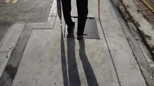 Vista Posteriore Una Donna Disabile Camminare Con Bastone Sostegno Ombrello — Video Stock