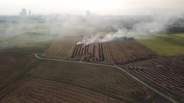 Açık ateşe doğru uç. Arka plan küçük bir kasaba..