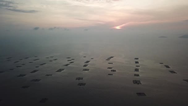 日没の海での空中養殖場 — ストック動画