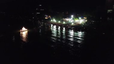 Hava manzaralı, rengarenk, yüzen at arabası, denizde geçit töreni. .