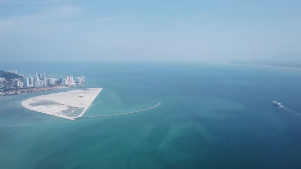 Αεροφωτογραφία Ένα Κρουαζιερόπλοιο Κινείται Penang Θάλασσα Κοντά Στο Νησί Αποκατάστασης — Αρχείο Βίντεο