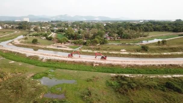 沿河的空中两台挖掘机停车场 — 图库视频影像