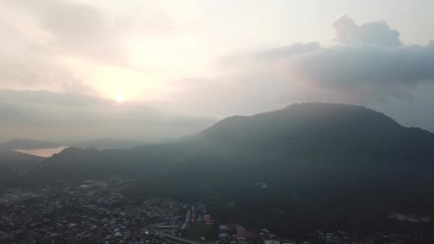 Luchtfoto Mistige Ochtend Van Bukit Mertajam — Stockvideo
