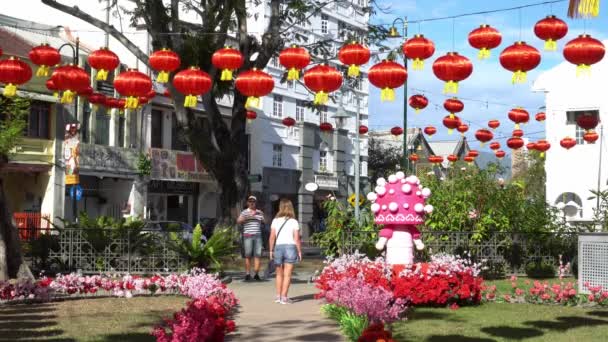 Turistbesök Armeniska parken dekorerad med lykta — Stockvideo