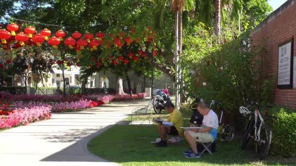 Två män drar på Armenian Park — Stockvideo