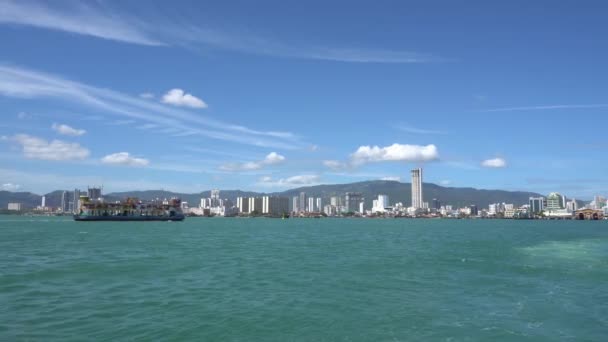 Penang ferry se déplacer à la mer vers l'île de Penang. — Video