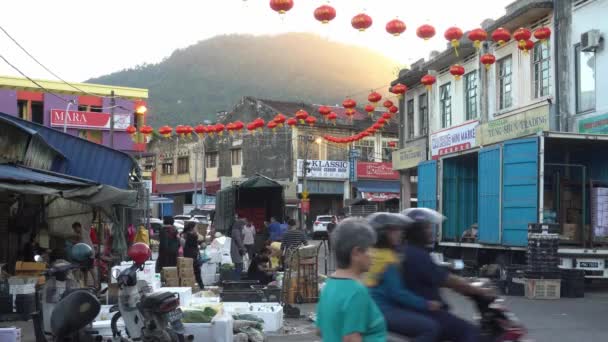 Marché matinal occupé pendant le lever du soleil. — Video