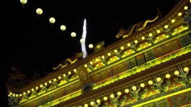 Tapınakta havai fişek gösterisi.