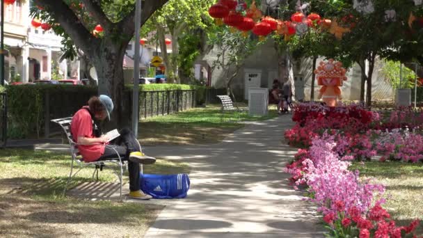 Tourist read at Armenian Park. — Stock Video