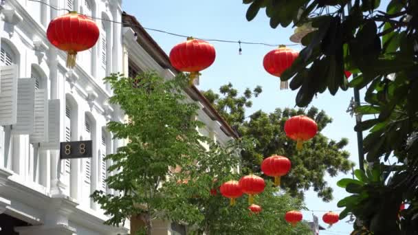 Winkel huis met rode lantaarn decoratie op Armenian Street. — Stockvideo