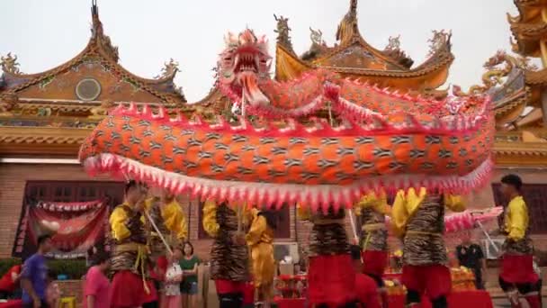 Dança do dragão executar em caminhada stilt — Vídeo de Stock