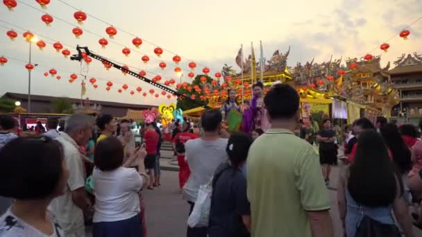 Stilt walk performer in front of temple — Stock video