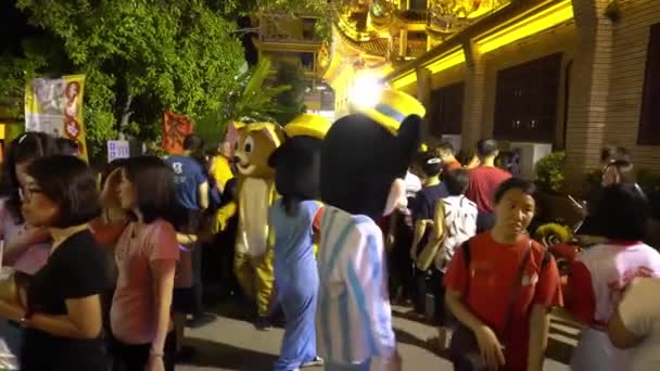 Disney maskot interagerar med publiken på miaohui — Stockvideo