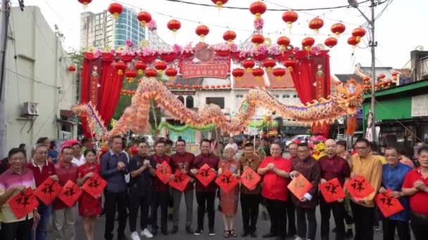 Танец драконов и VIP на улице во время китайского Нового года — стоковое видео