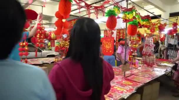 La gente compra adorno para el año nuevo chino — Vídeo de stock