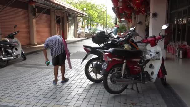 Um homem carrega grande incenso queima vara — Vídeo de Stock