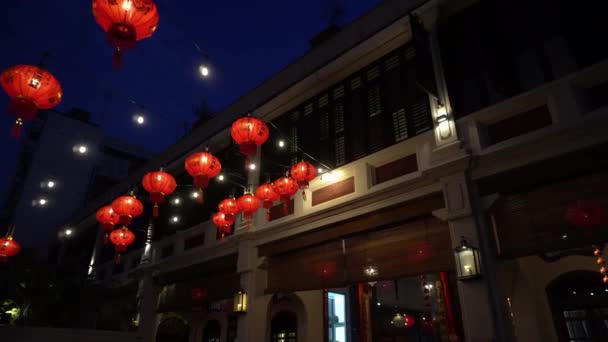 Panorámica tiro antiguo edificio de la herencia decorado con linterna roja — Vídeo de stock