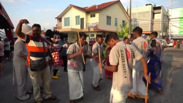 Indický tanec společně na ulici — Stock video