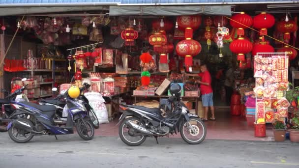Ludzie kupują czerwone latarnie i ozdobne w sklepie podczas chińskiego Nowego Roku. — Wideo stockowe