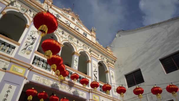 Orientální lucerna visí ve staré budově Han Cheang Association. — Stock video
