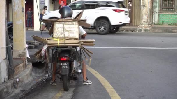 Un hombre entrega la caja con motocicleta. — Vídeos de Stock