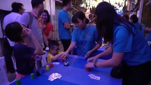 Kinderen spelen bordspel aan tafel. — Stockvideo