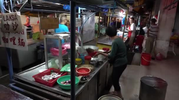 Laksa y kar imee hawker preparan comida en el callejón cerca de Pek Gong Cheng. — Vídeo de stock