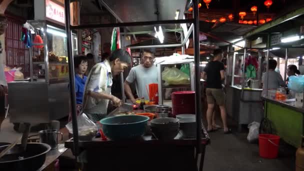 Wan Tan Mee Hawker připravit jídlo. — Stock video