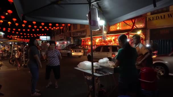 Nocny jastrząb sprzedaje jedzenie Muah Chee na ulicy.. — Wideo stockowe