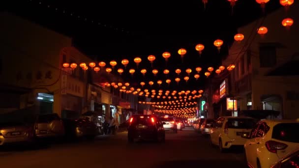 Trafic automobile à Jalan Pasar vieille rue pendant le Nouvel An chinois. — Video