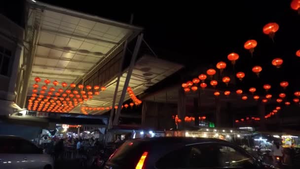 Car traffic at busy old town Pek Kong Cheng hawker center. — Stock Video