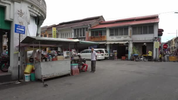 Motoros vezetés Penang régi utcájában. — Stock videók