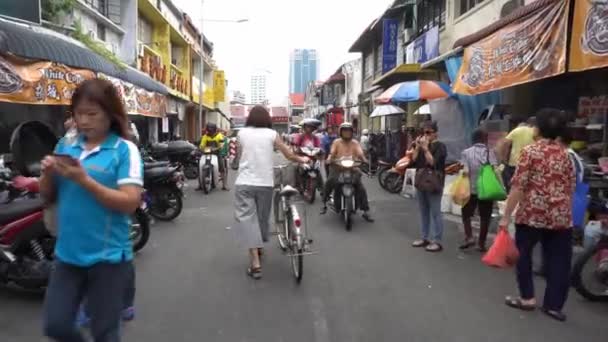 Τοπική οδήγηση ποδηλάτων και μοτοσικλετών στην οδό George Town — Αρχείο Βίντεο