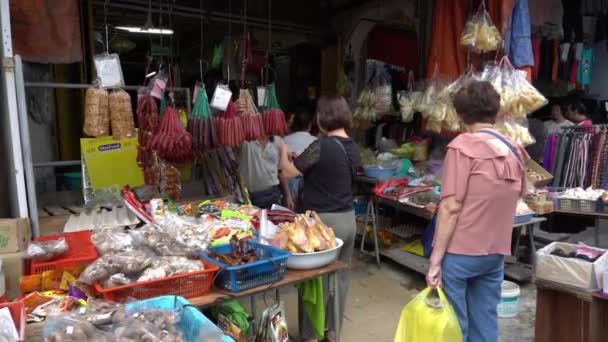 Mensen kopen conserven in de winkel van Jalan Kuala Kangsar — Stockvideo