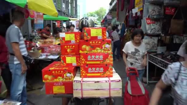 Un homme livre orange mandarine avec moteur pendant le Nouvel An chinois — Video