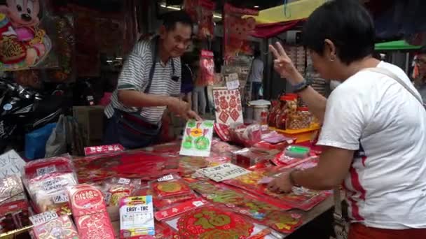 Primavera Festival pareados vendedor en el mercado — Vídeo de stock