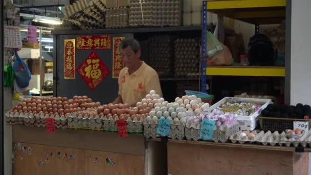 Venditore cinese di uova alla bancarella. couplet cinese al — Video Stock